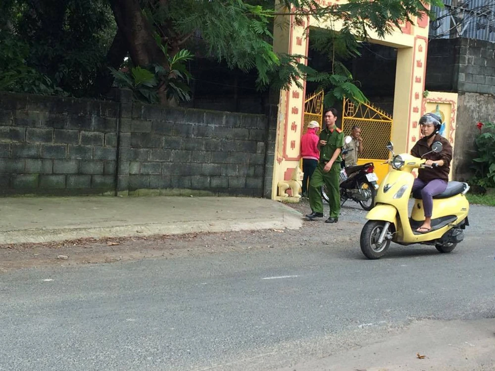 Công an hiện đang phong tỏa hiện trường, điều tra nguyên nhân vụ việc. 